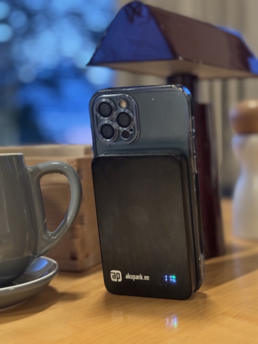 „F20 10k“ (10000 mAh) su laikrodžio įkrovimu photo review